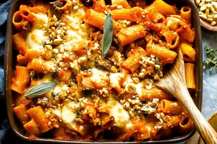 Cheesy Pasta Bake with Pumpkin-Tomato Sauce