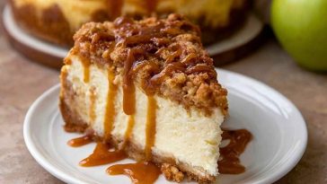 Apple Crisp Cheesecake