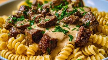 Creamy Garlic Butter Steak Rigatoni