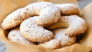 Almond Crescent Cookies