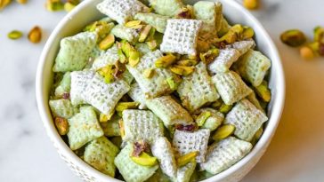 Easy Pistachio Puppy Chow