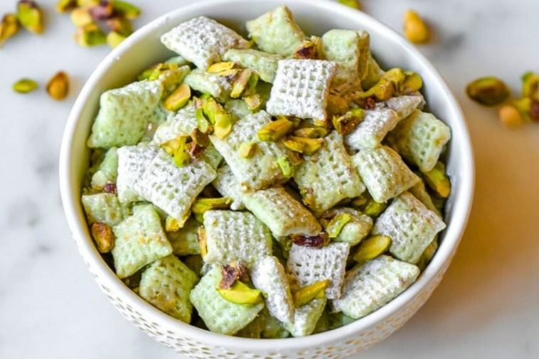 Easy Pistachio Puppy Chow