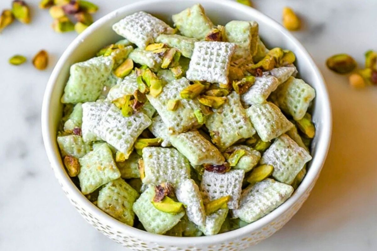 Easy Pistachio Puppy Chow