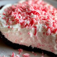 Easy No-Bake Christmas Peppermint Pie