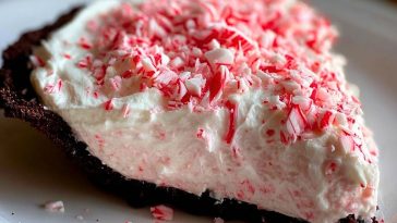 Easy No-Bake Christmas Peppermint Pie