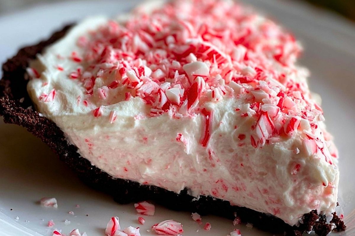 Easy No-Bake Christmas Peppermint Pie