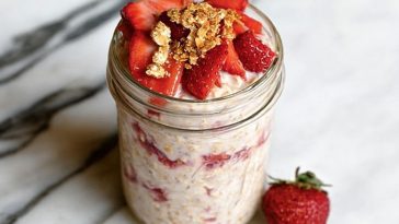 Strawberry Cheesecake Overnight Oats